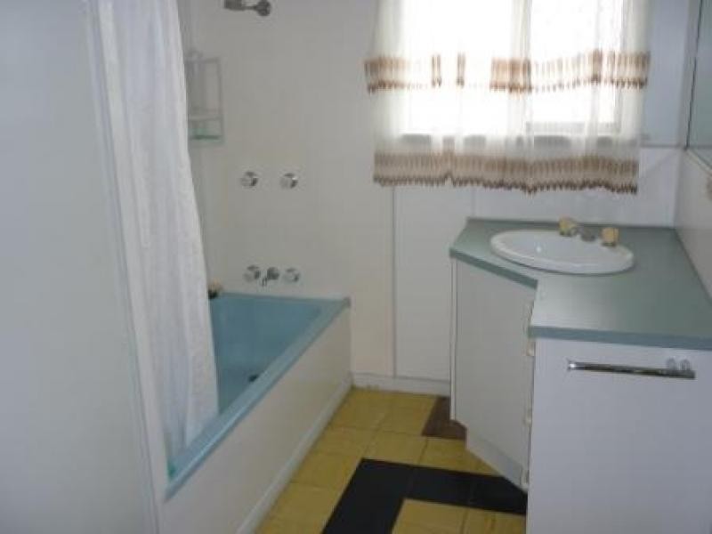 27 Hibiscus St, Urangan QLD 4655