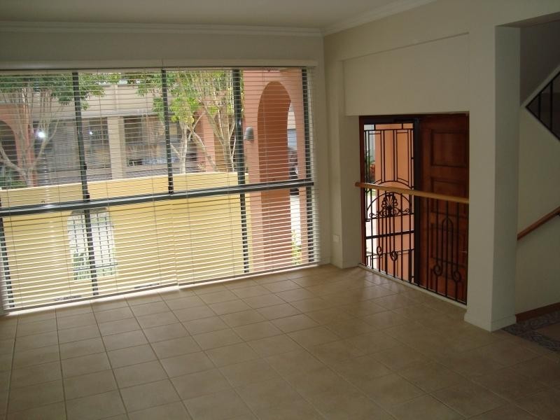 1 / 20 Fairway Drive, Clear Island Waters QLD 4226