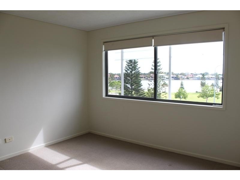 4 Grand Parade, Parrearra QLD 4575