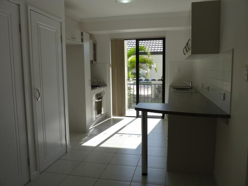 6-24 Henry Street, West End QLD 4810