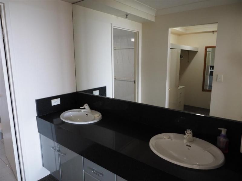 7 Oatland Esplanade, Runaway Bay QLD 4216