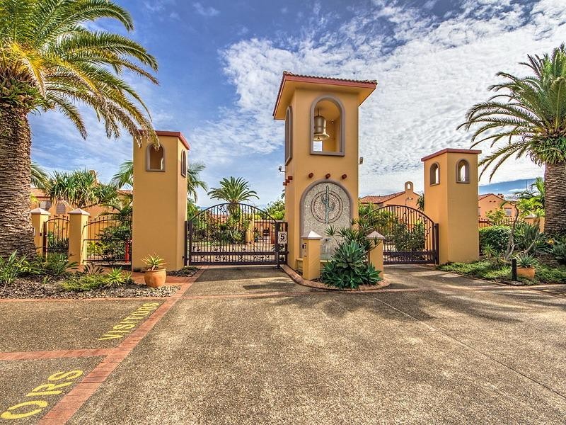 8 Woody Views Way, Robina QLD 4226