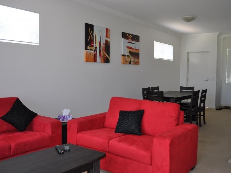 98 University Drive, Varsity Lakes QLD 4227