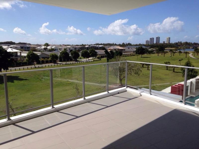 15 Compass drive, Biggera Waters QLD 4216