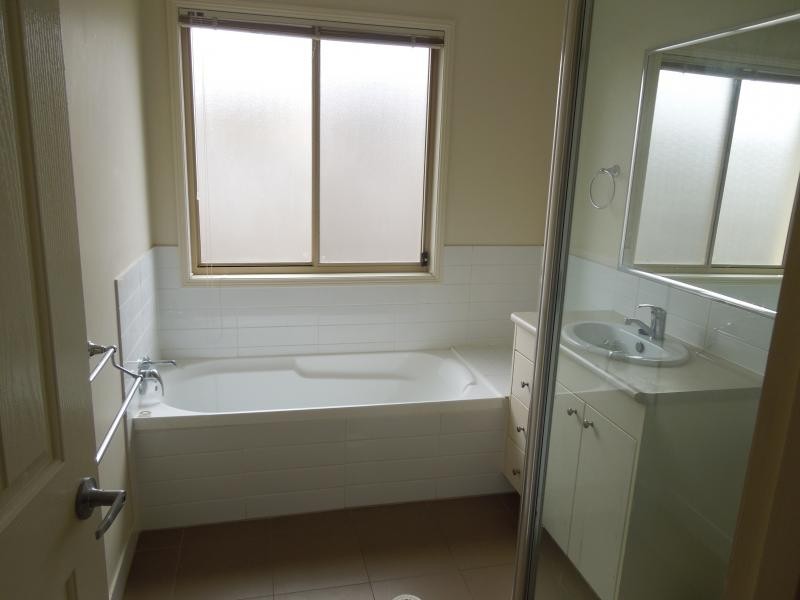 2 Johnston Street, Carina QLD 4152