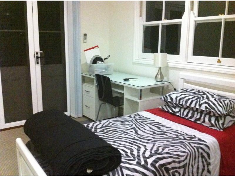 12 Kings Road, Taringa QLD 4068