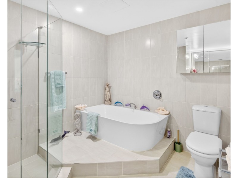 ID:3783432/12 Commodore Drive, Surfers Paradise QLD 4217