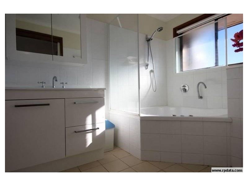 38 Barrett St, Robertson QLD 4109