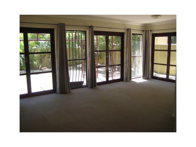 53 Woodroffe Avenue, Main Beach QLD 4217