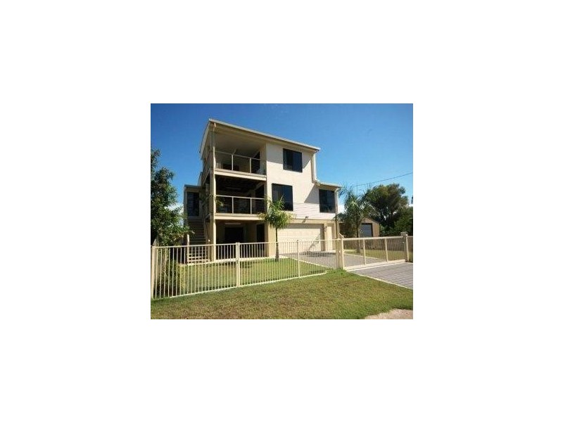 8 Guard Street, Urangan QLD 4655