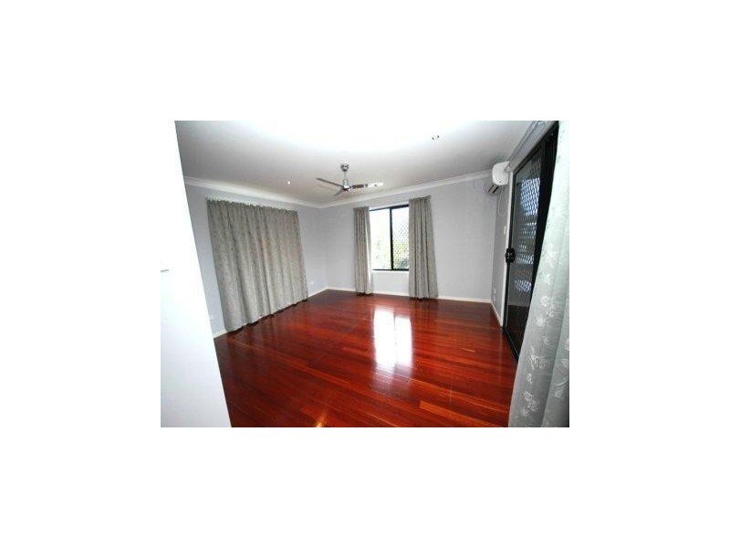 8 Guard Street, Urangan QLD 4655