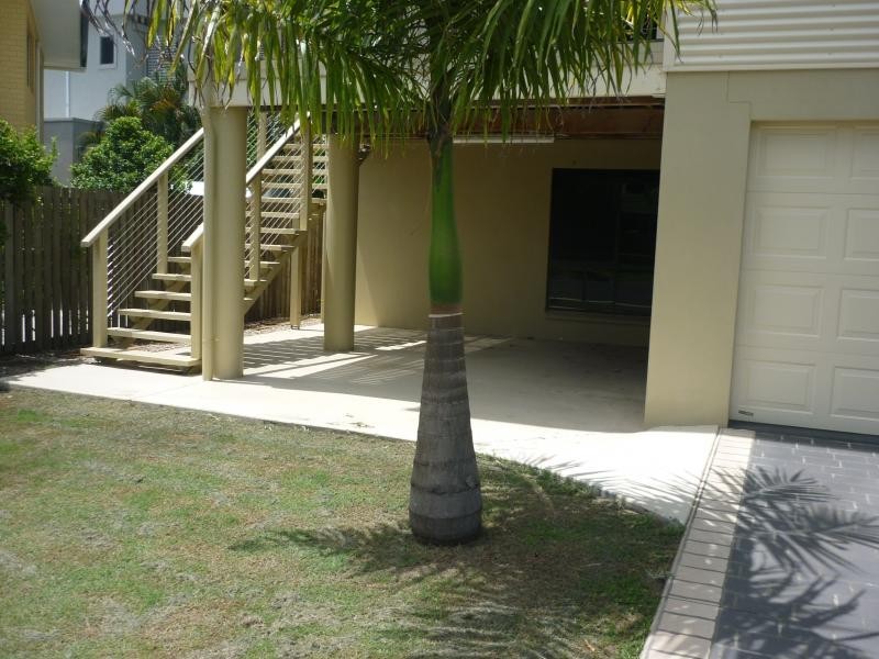 8 Guard Street, Urangan QLD 4655