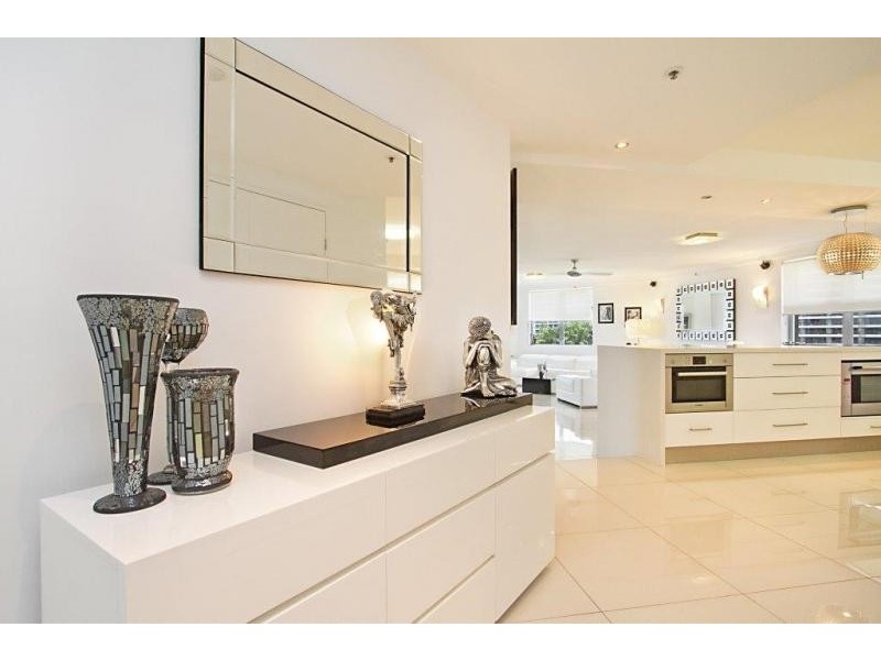 12 Commodore, Main Beach QLD 4217