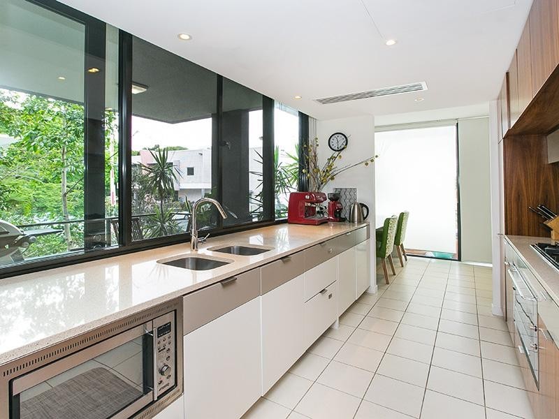 10 Pidgeon Cl., West End QLD 4101