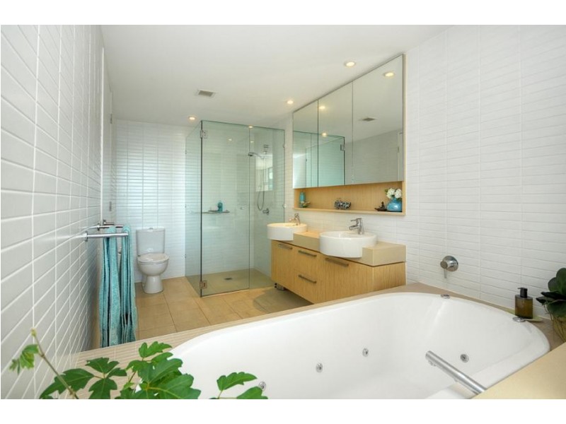 323 Bayview Street, Hollywell QLD 4216