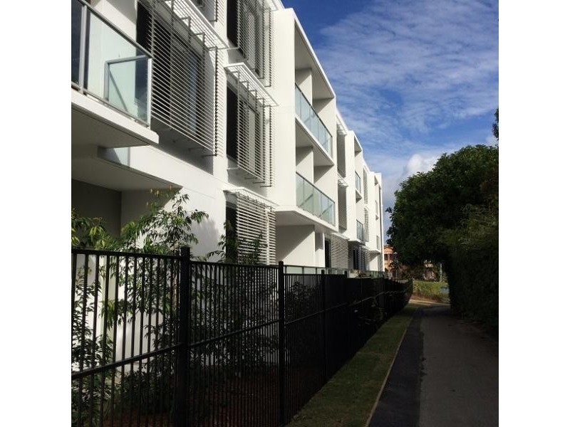 8 WATERFORD COURT, Bundall QLD 4217