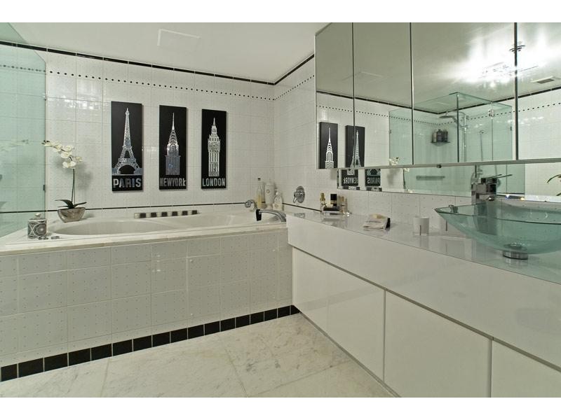 12 Commodore Drive, Main Beach QLD 4217