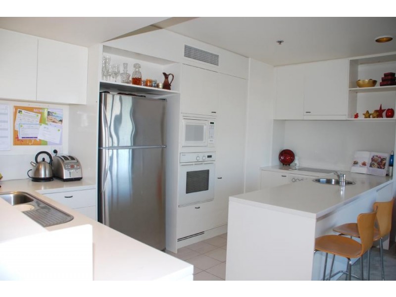 24 Breaker Street, Main Beach QLD 4217