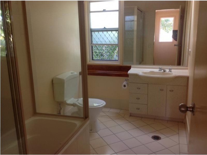 215 Cottesloe Dr, Mermaid Waters QLD 4218