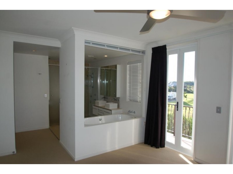 3030 The Boulevard, Carrara QLD 4211