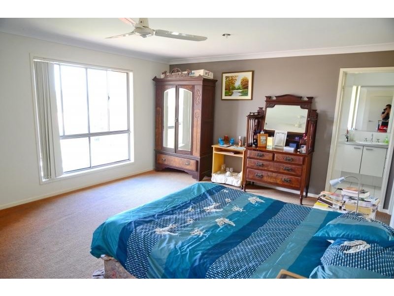 33 Shaw Pl, Redland Bay QLD 4165