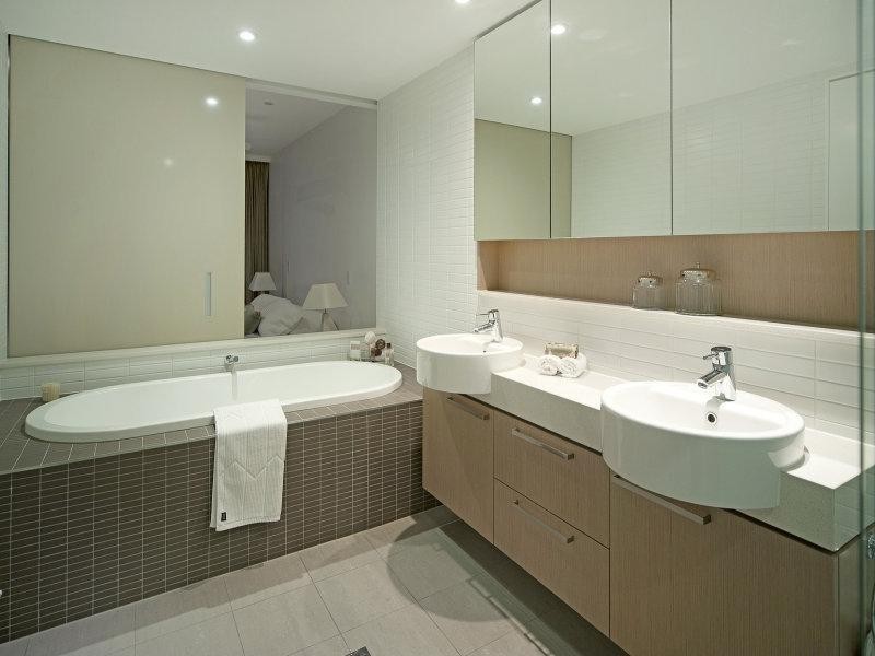 4502/323 Bayview Street, Runaway Bay QLD 4216