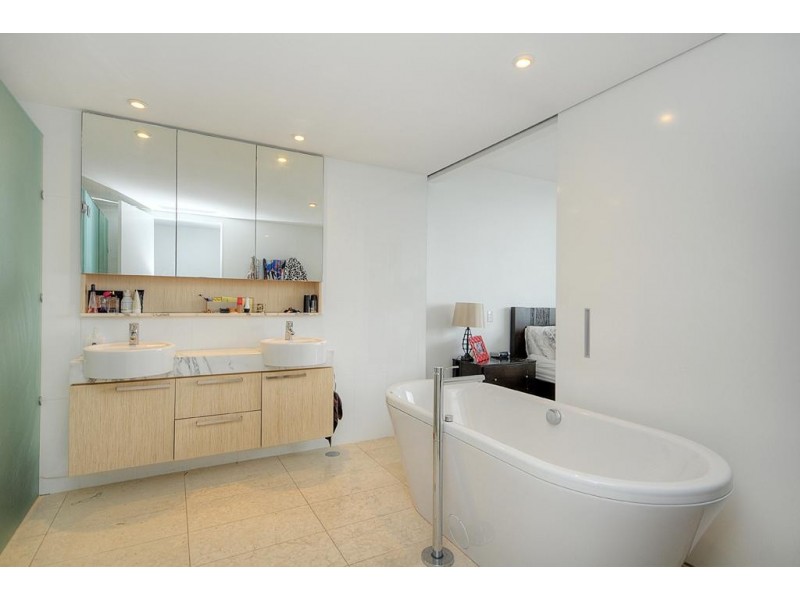 323 Bayview Street, Hollywell QLD 4216