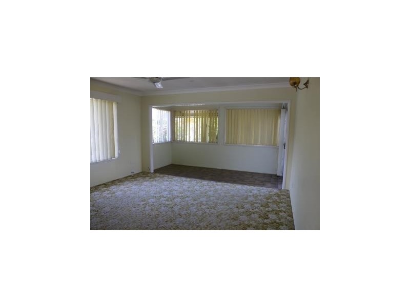 9 Arthur St, Urangan QLD 4655