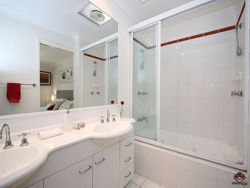 V32/206 D`ARCY ROAD, Norman Park QLD 4170