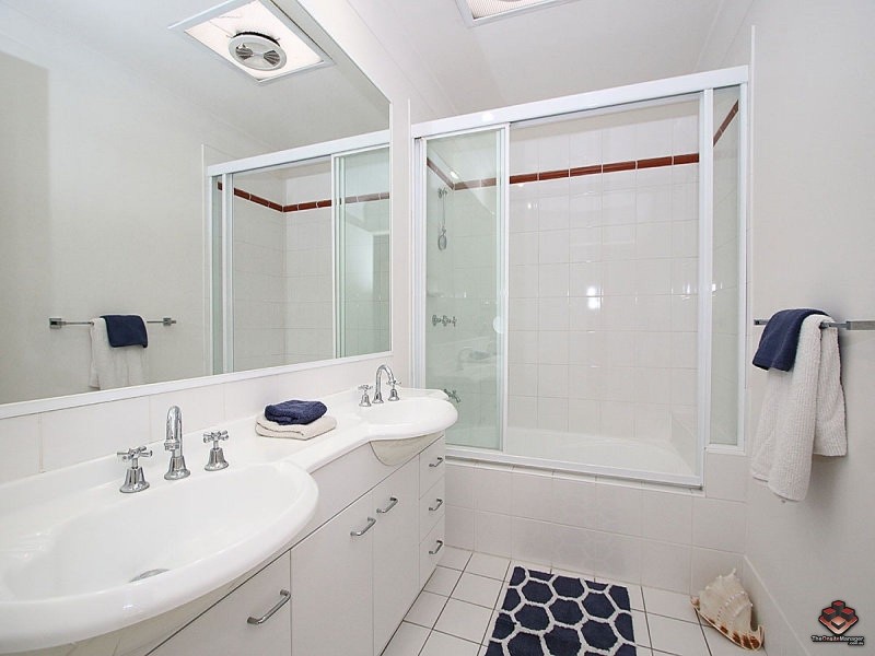 V32/206 D`ARCY ROAD, Norman Park QLD 4170