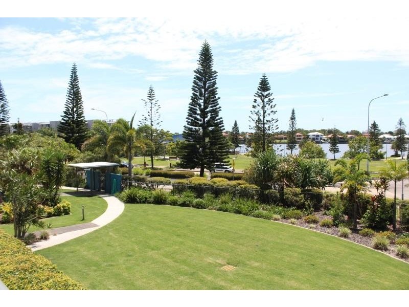 24/4 Grand Parade, Parrearra QLD 4575