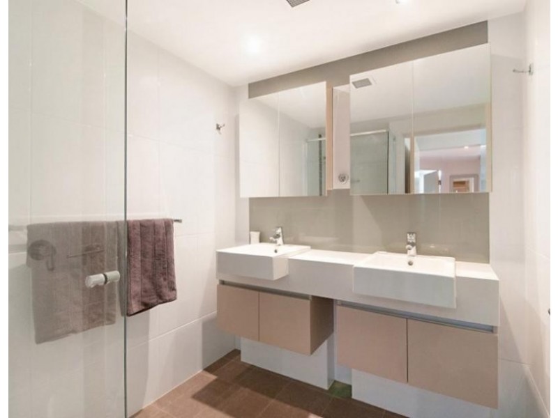 D2/20 Bayview Street, Runaway Bay QLD 4216