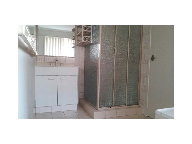 5 Greenlands Dr, Varsity Lakes QLD 4227