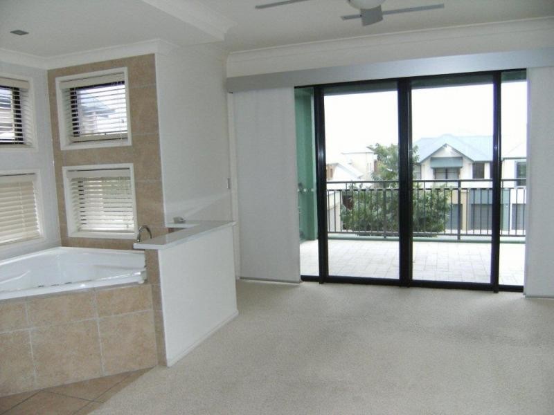 3102 The Boulevard, Carrara QLD 4211