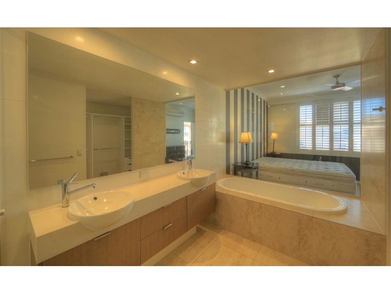 2047/3029 The Boulevard, Carrara QLD 4211