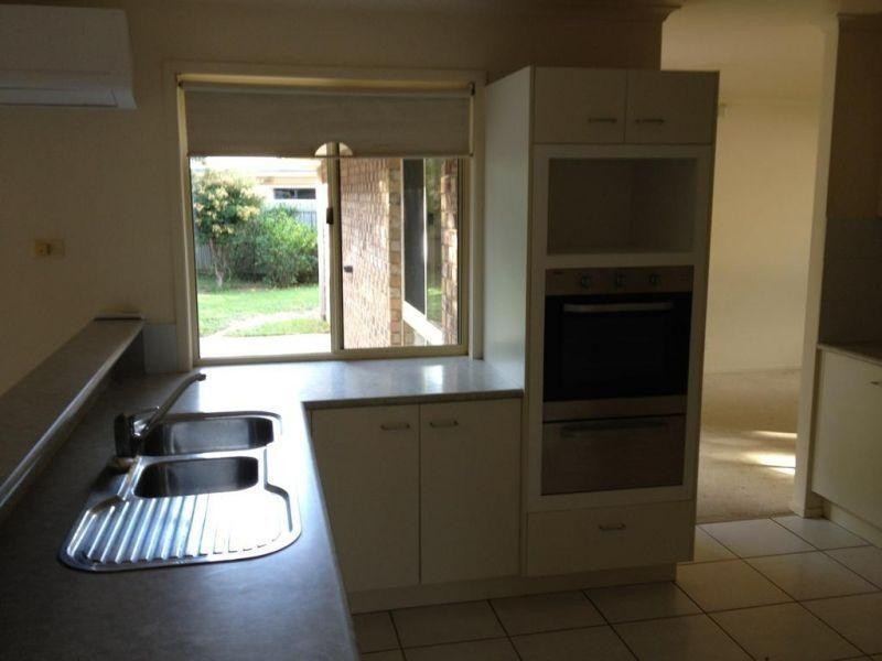 8 Michelangelo Cres, Mackenzie QLD 4156