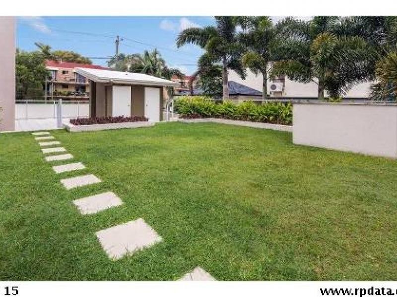 12 BRADFORD STREET, Labrador QLD 4215