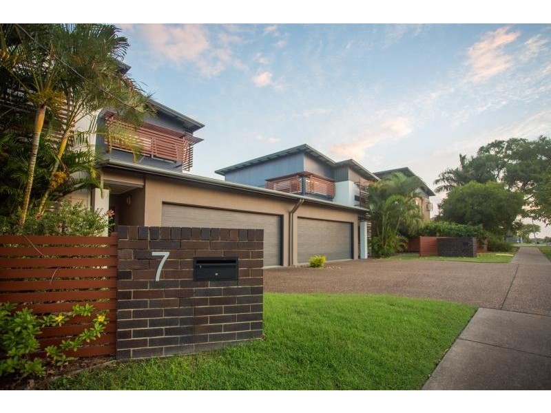 06/80 Moolyyir Steet, Urangan QLD 4655