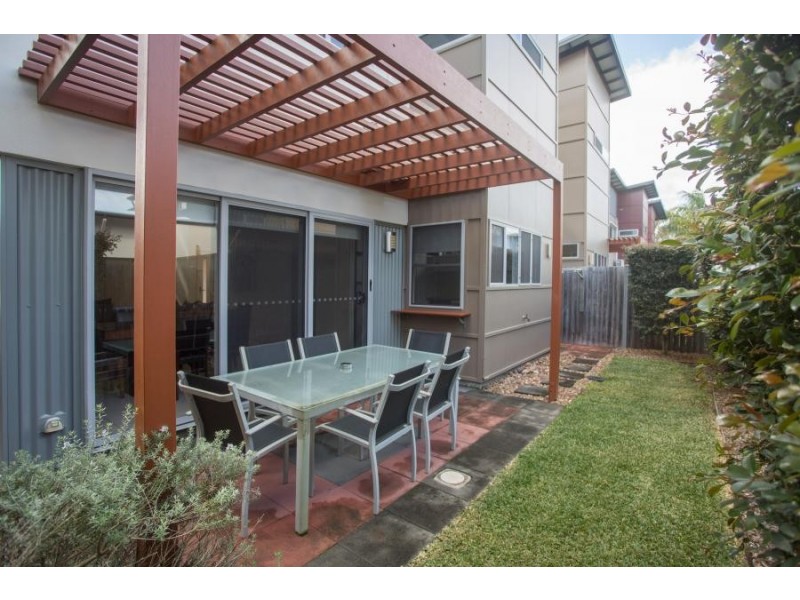 06/80 Moolyyir Steet, Urangan QLD 4655