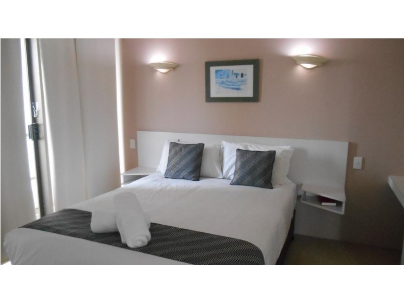 8 Albert Avenue, Broadbeach QLD 4218