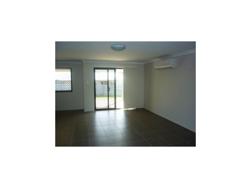 13 Mia Crt, Kawungan QLD 4655