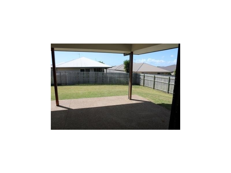 13 Mia Crt, Kawungan QLD 4655