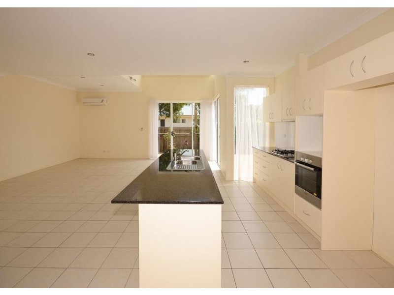 71 Elizabeth st, Urangan QLD 4655