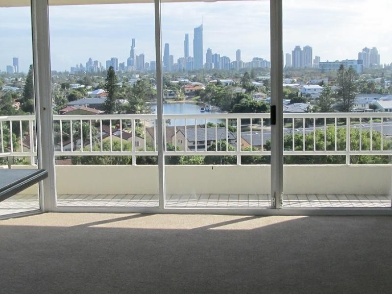 1 / 56 Hooker Blvd, Mermaid Waters QLD 4218