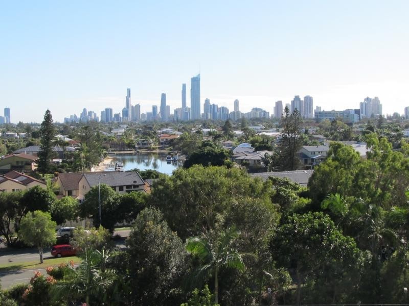 1 / 56 Hooker Blvd, Mermaid Waters QLD 4218