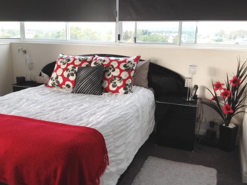 1 / 56 Hooker Blvd, Mermaid Waters QLD 4218