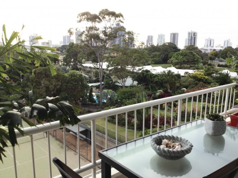 1 / 56 Hooker Blvd, Mermaid Waters QLD 4218