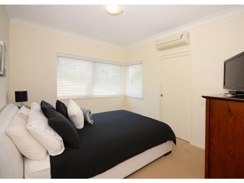 71 Elizabeth st, Urangan QLD 4655