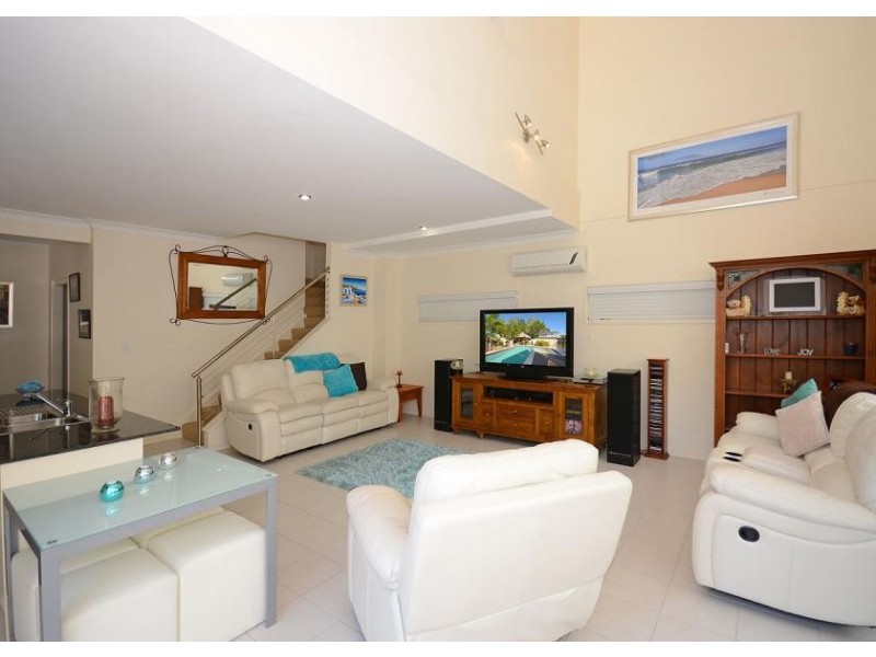 71 Elizabeth st, Urangan QLD 4655
