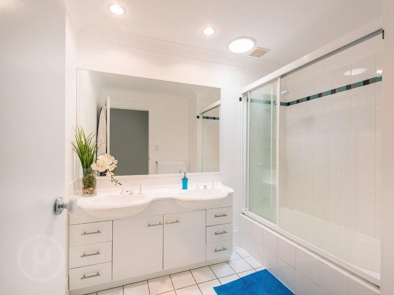 VA9/206 D`Arcy Road, Norman Park QLD 4170